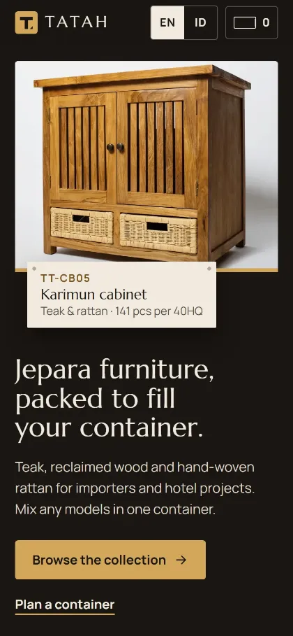 Tampilan HP demo website eksportir furnitur Tatah: foto lemari jati berlaci rotan dengan plakat TT-CB05, judul Jepara furniture, packed to fill your container, tombol EN/ID, dan tombol Browse the collection