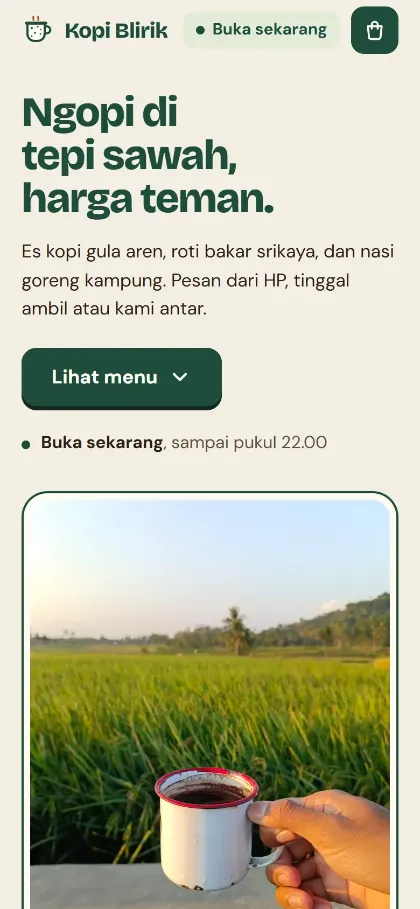 Tampilan HP demo website kafe Kopi Blirik: judul Ngopi di tepi sawah, harga teman, tombol Lihat menu, status Buka sekarang, dan foto cangkir email di tepi sawah