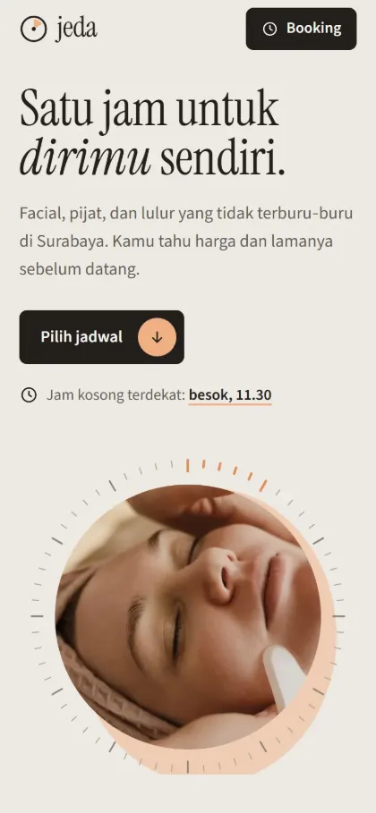 Tampilan HP demo website klinik kecantikan Jeda: judul ajakan meluangkan satu jam untuk diri sendiri, tombol Pilih jadwal, info jam kosong terdekat, dan foto wajah pelanggan yang sedang dipijat di dalam lingkaran jam